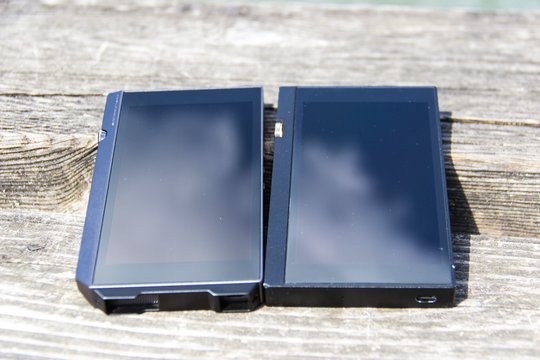 Pioneer XDP-100R und Onkyo DP-X1. Die beiden Neuankömmlinge im Land des portablen Musikgenusses können ihre gemeinsame Herkunft kaum verstecken.